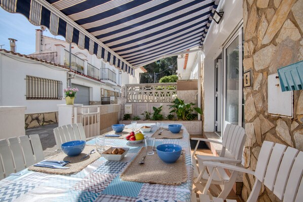 Outdoor dining - PATRICK: Nice house in l'Escala 150 meters from Riells beach (L'Escala)