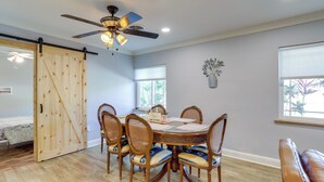 A dining area with a round table, six chairs, and a ceiling fan. - Charming Home w/ Yard ~ 5 Mi to Clearwater Beach! (Clearwater)