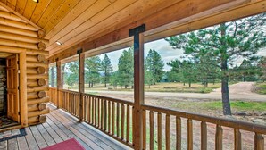 Een vakantiehuisje van hout met een houten terras en een overdekte veranda.