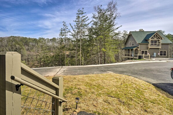 Interior - Pigeon Forge Cabin: Private Hot Tub & Views! (Pigeon Forge)