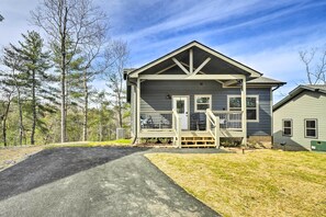 Interior - Pigeon Forge Cabin: Private Hot Tub & Views! (Pigeon Forge)