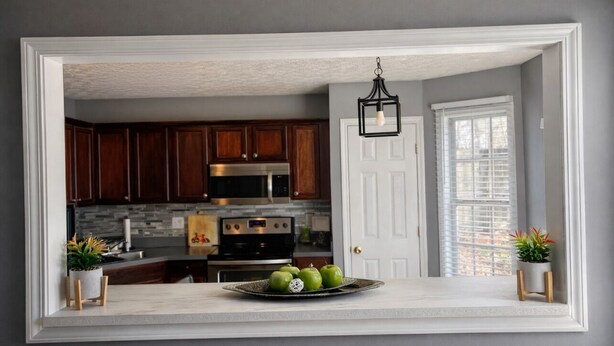 Cocina con armarios de madera, refrigerador de acero inoxidable y microondas.