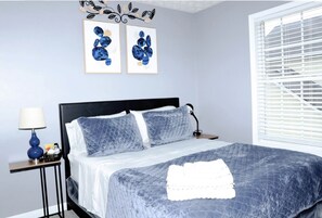 4 habitaciones, tabla de planchar con plancha, wifi y ropa de cama 