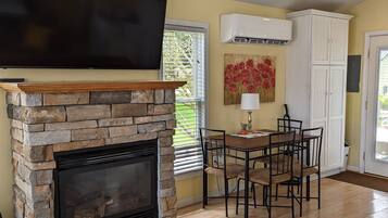 Comfort Cottage, Non Smoking, Fireplace | Ruang tamu | 50 inci sebuah televisyen pintar dengan digital, TV