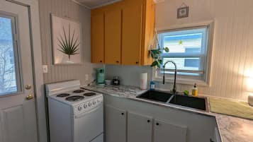 Traditional Cottage, 2 Bedrooms, Non Smoking | Private kitchen | Fridge, microwave, oven, stovetop