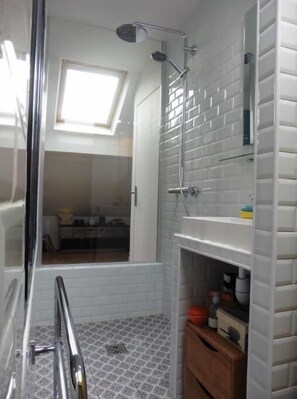Dusche, Haartrockner, Handtücher, Seife