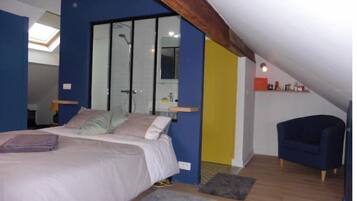 4 bedrooms, iron/ironing board, WiFi, bed sheets