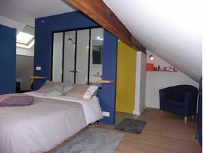 4 bedrooms, iron/ironing board, WiFi, bed sheets