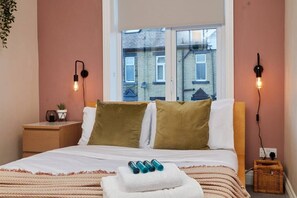 3 bedrooms, iron/ironing board, WiFi, bed sheets - 10 Percent OFF - 3 Nights - Leeds - Bradford - Free Parking (Bradford)