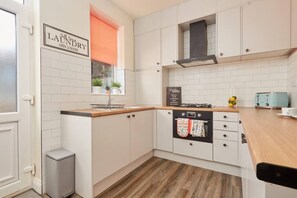 Fridge, microwave, oven, stovetop - 10 Percent OFF - 3 Nights - Leeds - Bradford - Free Parking (Bradford)