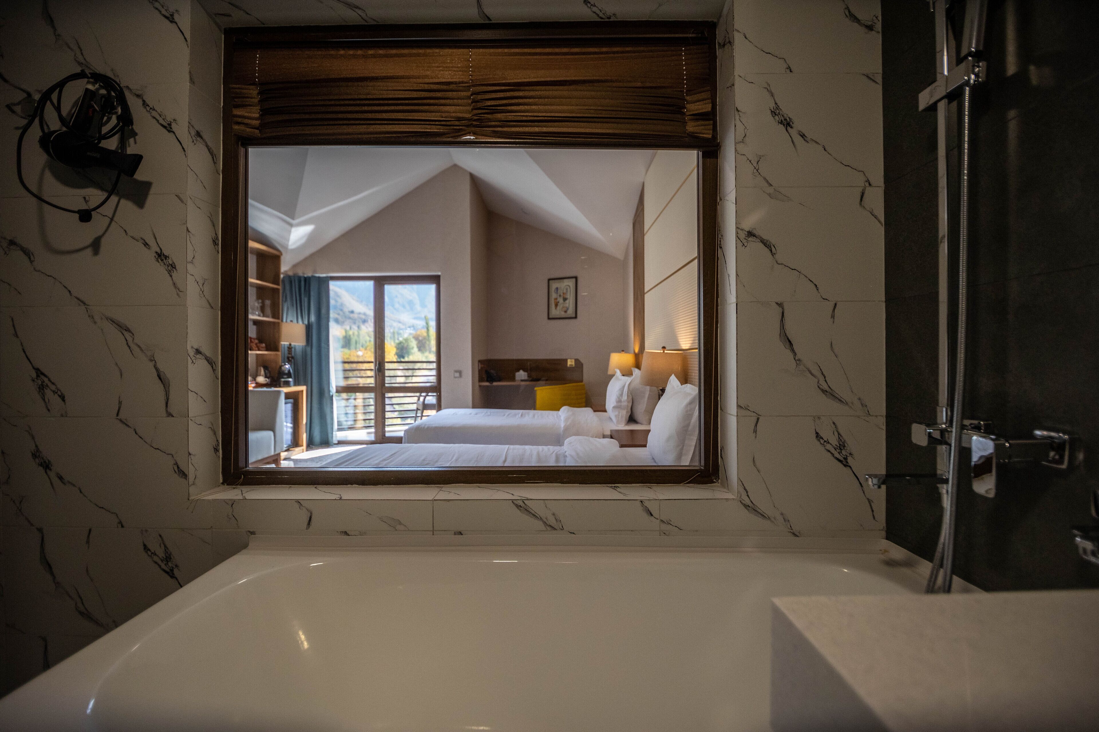 Kamar Double atau Twin Keluarga | Kamar mandi | Bathtub dan shower terpisah dan pancuran hujan
