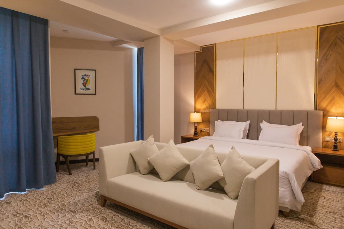 Standard Double Room | 1 bedroom, minibar, in-room safe, desk