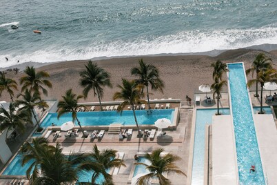 Beach Front Condo with a Beautiful view of the bay!