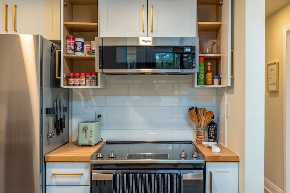 Kühlschrank, Mikrowelle, Ofen, Herdplatte