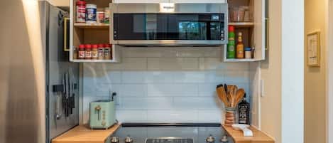 Frigorífico, microondas, horno y placa de cocina