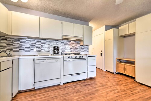 Hawaii Haven: Condo w/ Community Pool, Ocean Views