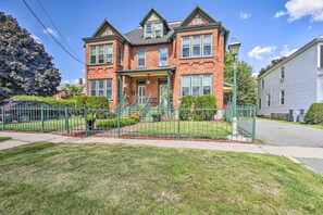 Apartment (4 Bedrooms) | Front of property