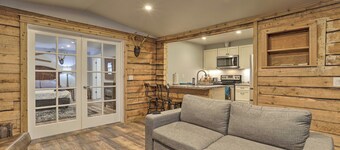 Rustic Anchorage Hideaway: Walk to Coastal Trail!
