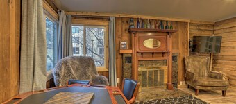 Rustic Anchorage Hideaway: Walk to Coastal Trail!