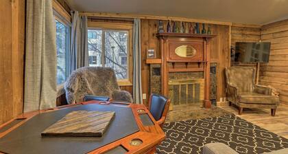 Rustic Anchorage Hideaway: Walk to Coastal Trail!