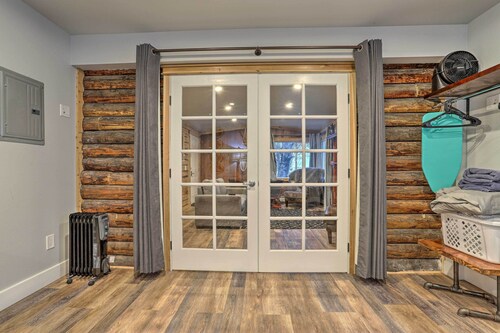 Rustic Anchorage Hideaway: Walk to Coastal Trail!