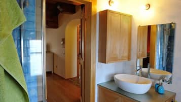 Dusche, Haartrockner, Bidet, Handtücher