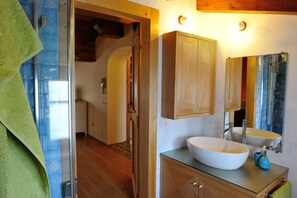 Dusche, Haartrockner, Bidet, Handtücher