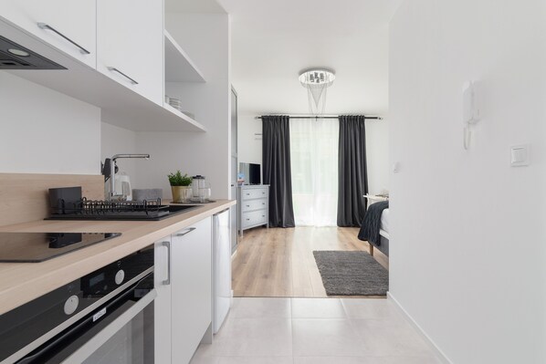 Studio, Terrace | Private kitchen - Elegant Studio in Krakow by Renters (Kraków)