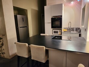 Réfrigérateur, micro-ondes, four, plaque de cuisson