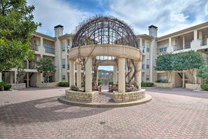 Apartment (2 Bedrooms) | Interior - Lakefront Lago Vista Condo w/ Resort Amenities! (Leander)