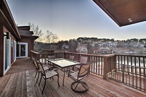 Interior - Lakefront Retreat w/ Dock & Beach: 2 Miles to Golf (Bella Vista)