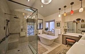House (5 Bedrooms) | Interior