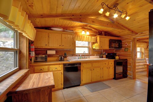 'honey's Cabin' in Mcleod: Fish, Hike & Views!