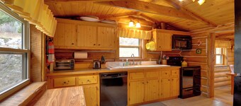 'honey's Cabin' in Mcleod: Fish, Hike & Views!