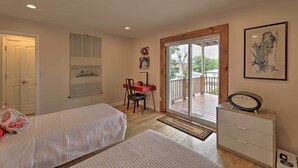 A bedroom with two beds, a desk, and a balcony. - Yonkers Apt w/ Balcony: Walk to Train Station! (Yonkers)