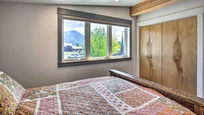 1 bedroom, bed sheets - Newly Renovated Crested Butte Apt w/ Mtn View (Crested Butte)