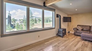 TV, fireplace - Newly Renovated Crested Butte Apt w/ Mtn View (Crested Butte)