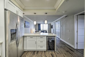 Apartment (2 Bedrooms) | Interior - Waterfront Resort Condo w/ Private Beach & Pool (Hudson)