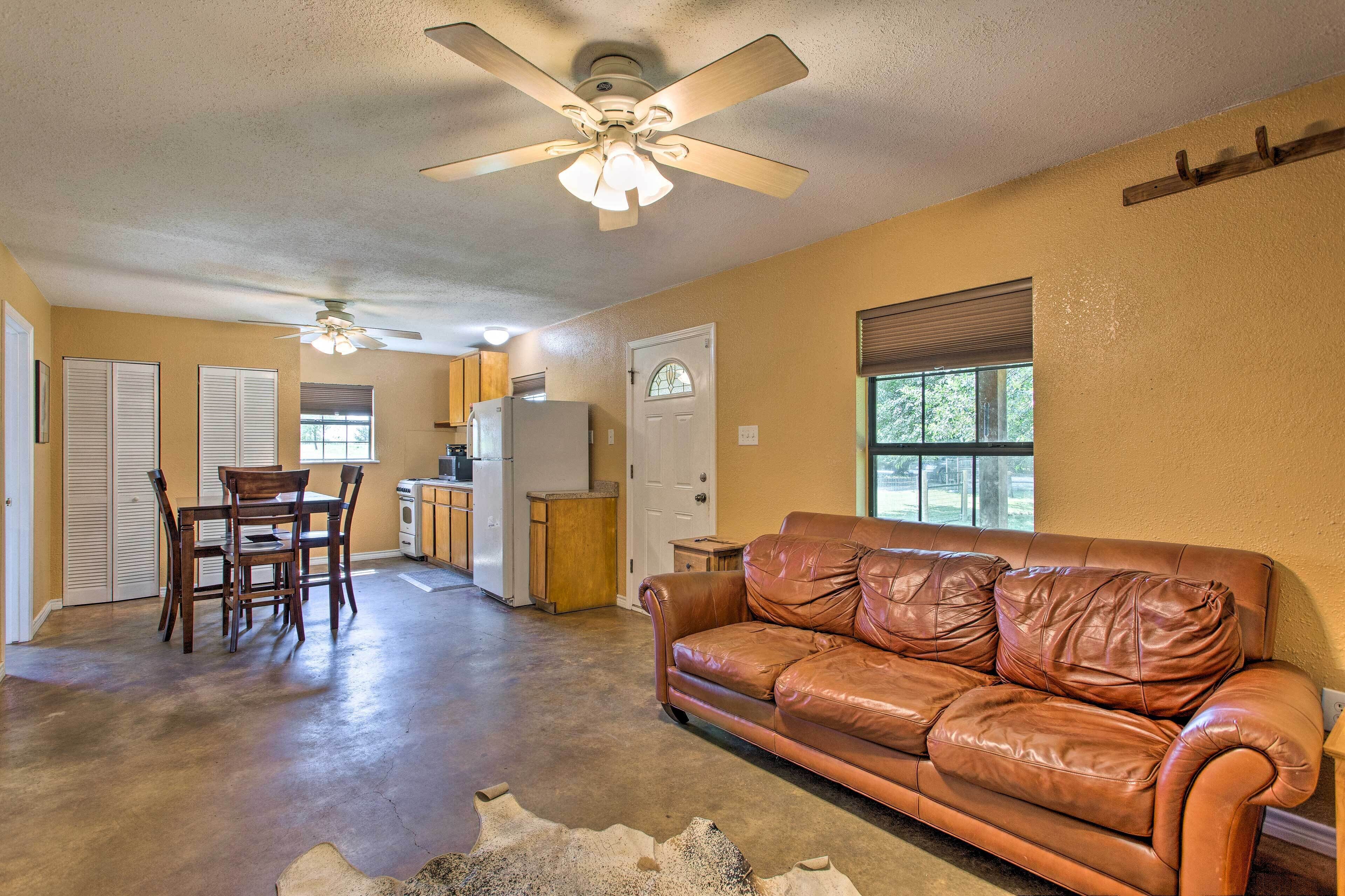 House (2 Bedrooms) | Interior