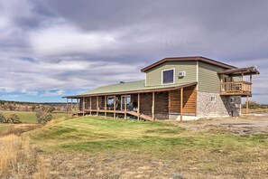 Interior - Secluded Belle Fourche Cabin: Group Friendly! (Belle Fourche)