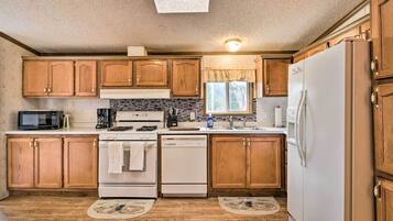 House (3 Bedrooms) | Private kitchen | Microwave, dishwasher, blender, cookware/dishes/utensils