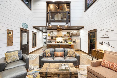 Luxury Cabin Getaway: 1 Mi To Broken Bow Lake!