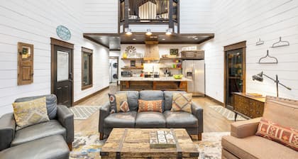 Luxury Cabin Getaway: 1 Mi To Broken Bow Lake!