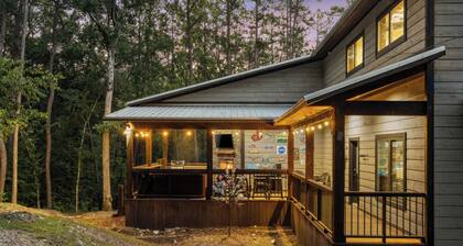 Luxury Cabin Getaway: 1 Mi To Broken Bow Lake!