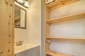 Cottage (1 Bedroom) | Interior - Waterfront Cottage in Fort Towson w/ 2 Decks! (Fort Towson)