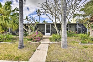 House (3 Bedrooms) | Interior - Merritt Island Home w/ Boat Dock on Canal Front! (Merritt Island)