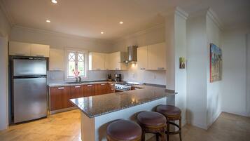 Villa (5 Bedrooms) | Private kitchen | Microwave, oven, stovetop, dishwasher