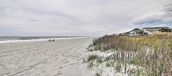 Couples Retreat w/ Balcony in Surfside Beach!