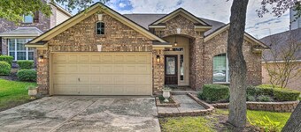 San Antonio Retreat w/ Fireplace + Pool Access!