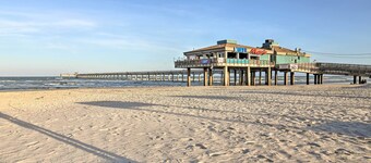 Corpus Christi Condo - Walk to Whitecap Beach!